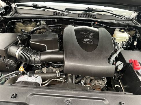 Used 2021 Toyota Tacoma TRD Off-Road w/ TRD Premium Off Road Package AWD/4WD image 18