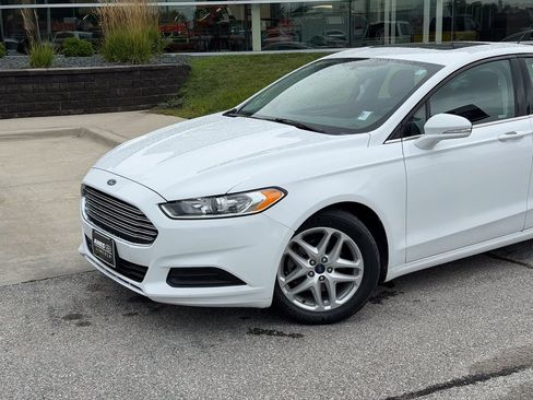 Used 2015 Ford Fusion SE FWD image 2