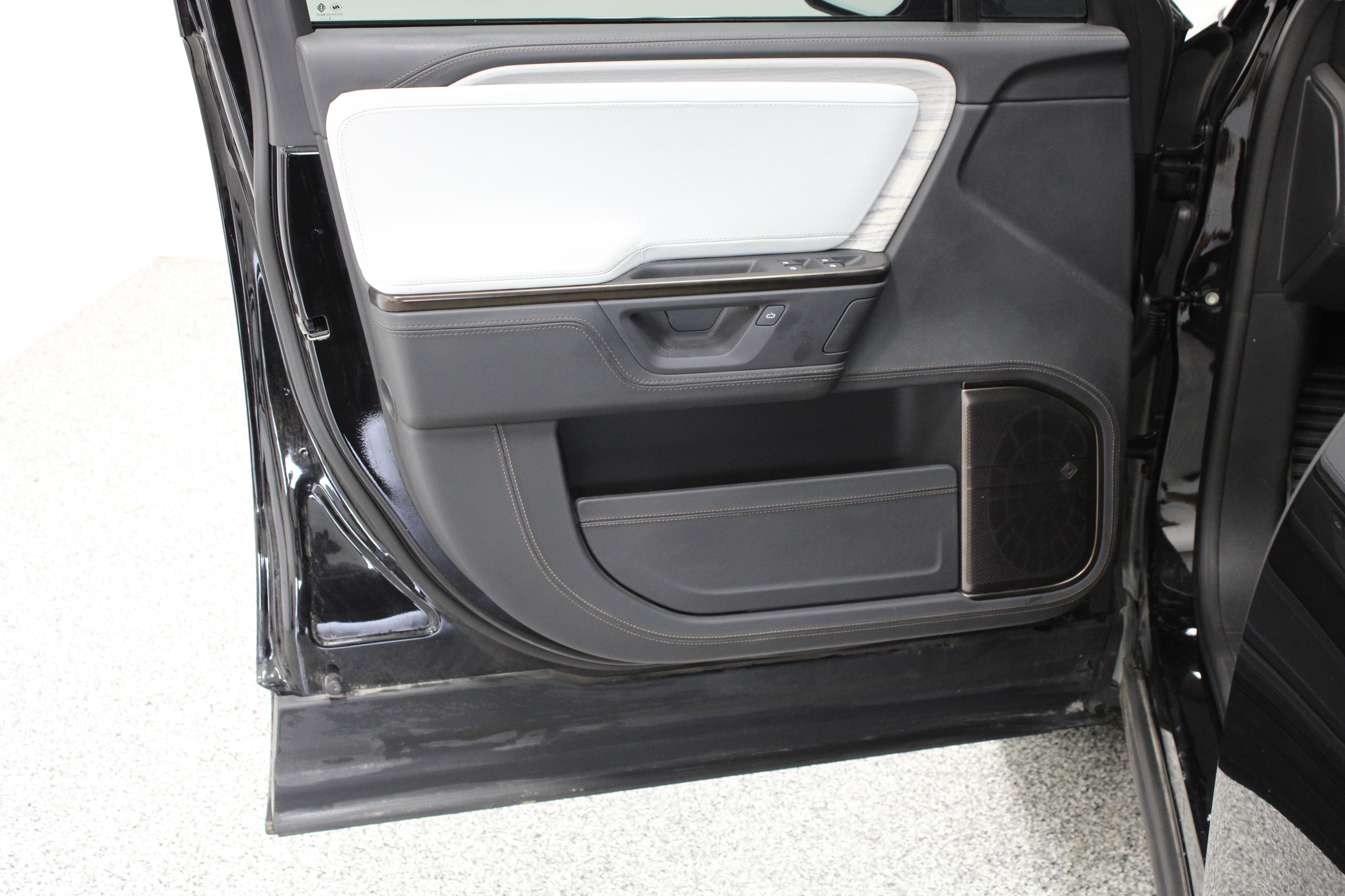 Used 2025 Rivian R1T Premium Tri AWD/4WD image 12