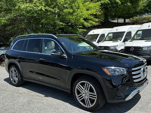 Used 2025 Mercedes-Benz GLS 450 4MATIC image 2