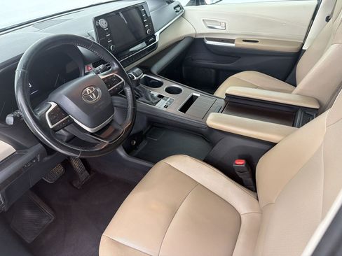 Used 2021 Toyota Sienna XLE FWD image 4