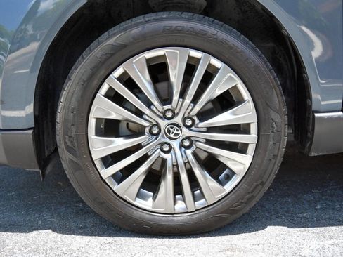 Used 2021 Toyota Venza XLE image 9