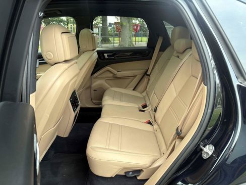 Used 2022 Porsche Cayenne Platinum Edition AWD/4WD image 28