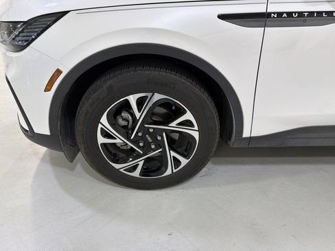 Used 2025 Lincoln Nautilus Premier w/ Jet Appearance Package image 9