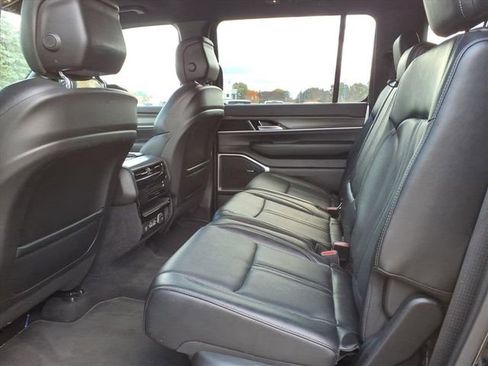 Used 2023 Jeep Wagoneer L Series II image 10