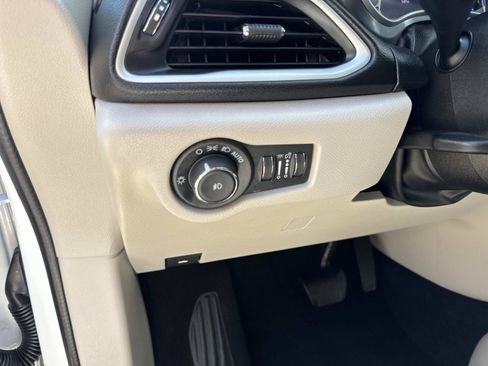 Used 2024 Chrysler Pacifica Touring-L FWD image 20