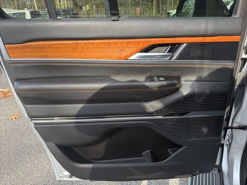 Used 2024 Jeep Grand Wagoneer L Series III image 22