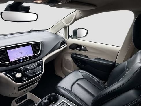 Used 2023 Chrysler Pacifica Touring-L FWD image 30