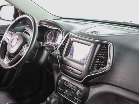 Used 2019 Jeep Cherokee Latitude Plus w/ Comfort/Convenience Group AWD/4WD image 25