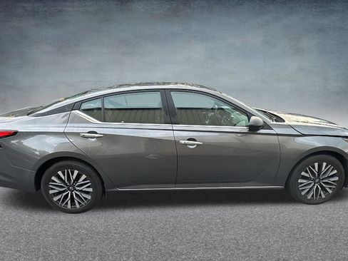 Used 2025 Nissan Altima 2.5 SV FWD image 31