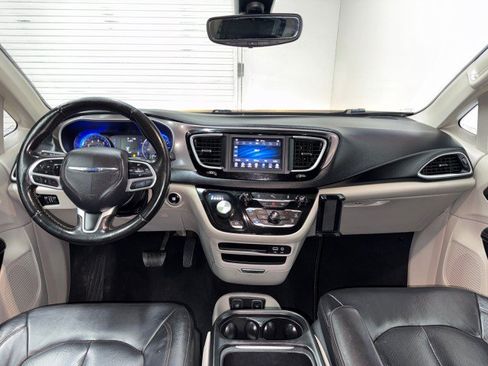 Used 2020 Chrysler Pacifica Touring-L FWD image 17
