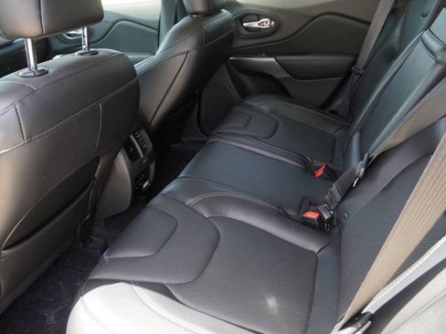 Used 2019 Jeep Cherokee Limited FWD image 13