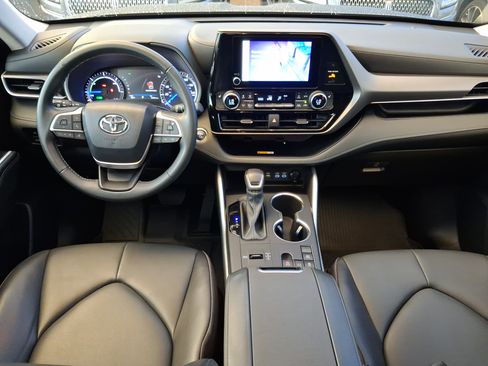 Used 2023 Toyota Highlander XLE FWD image 7