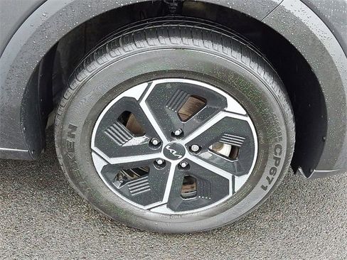 Used 2023 Kia Niro EX image 8