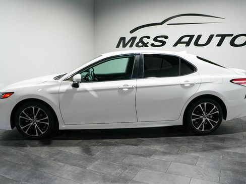 Used 2020 Toyota Camry SE w/ Convenience Package FWD image 3