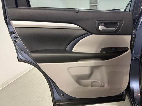 Used 2019 Toyota Highlander SE image 25