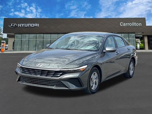 Used 2025 Hyundai Elantra SE image 1