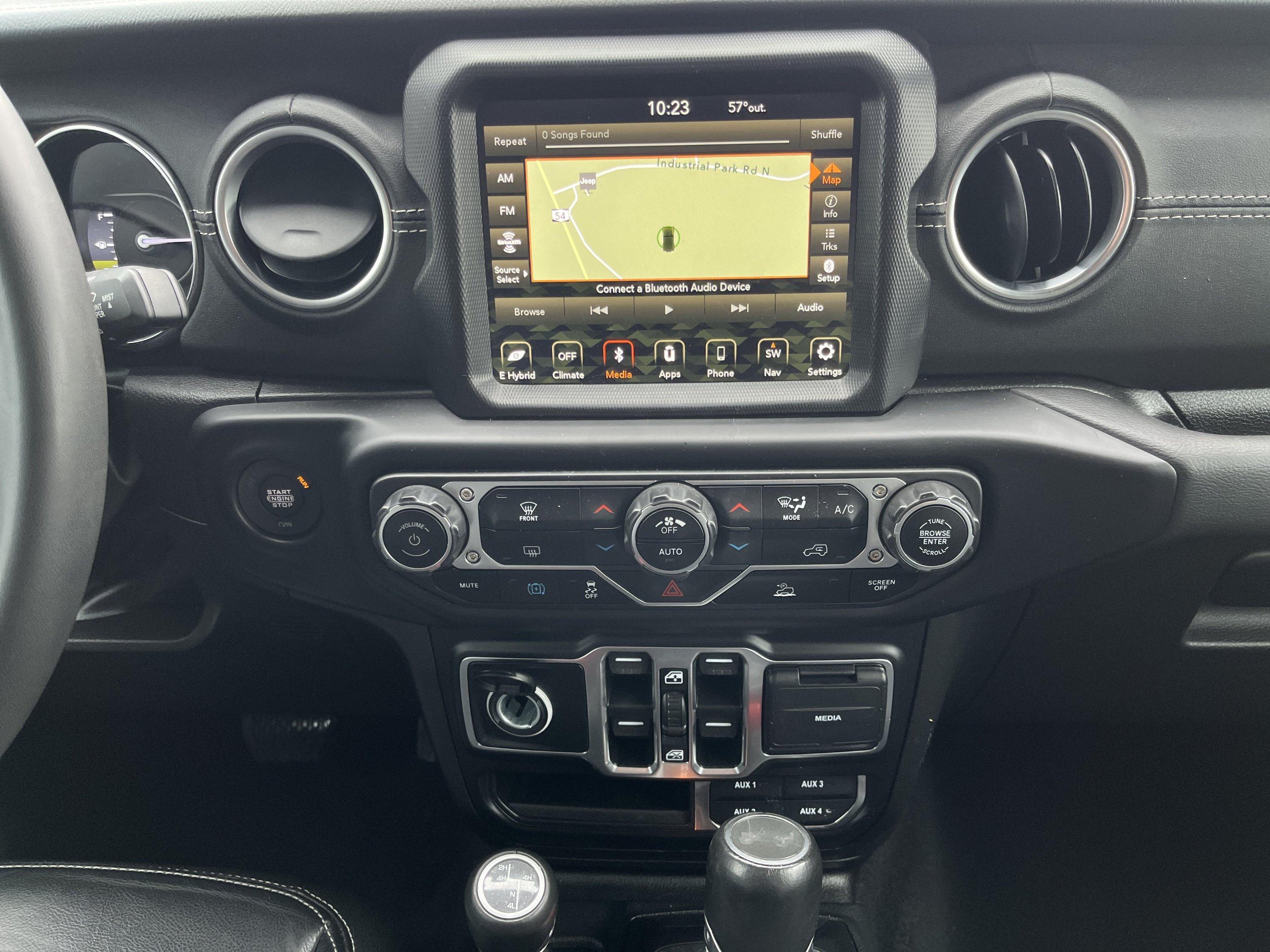 Used 2023 Jeep Wrangler Unlimited Sahara AWD/4WD image 28