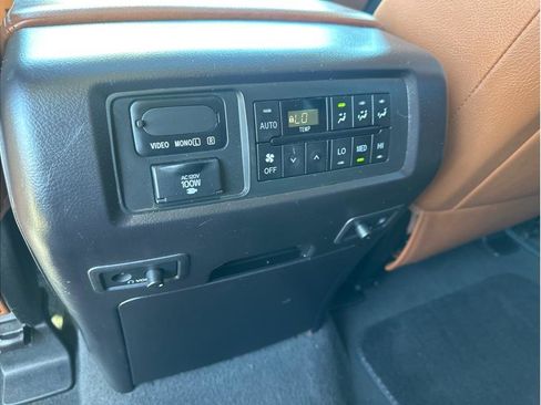 Used 2019 Toyota Sequoia Platinum image 29