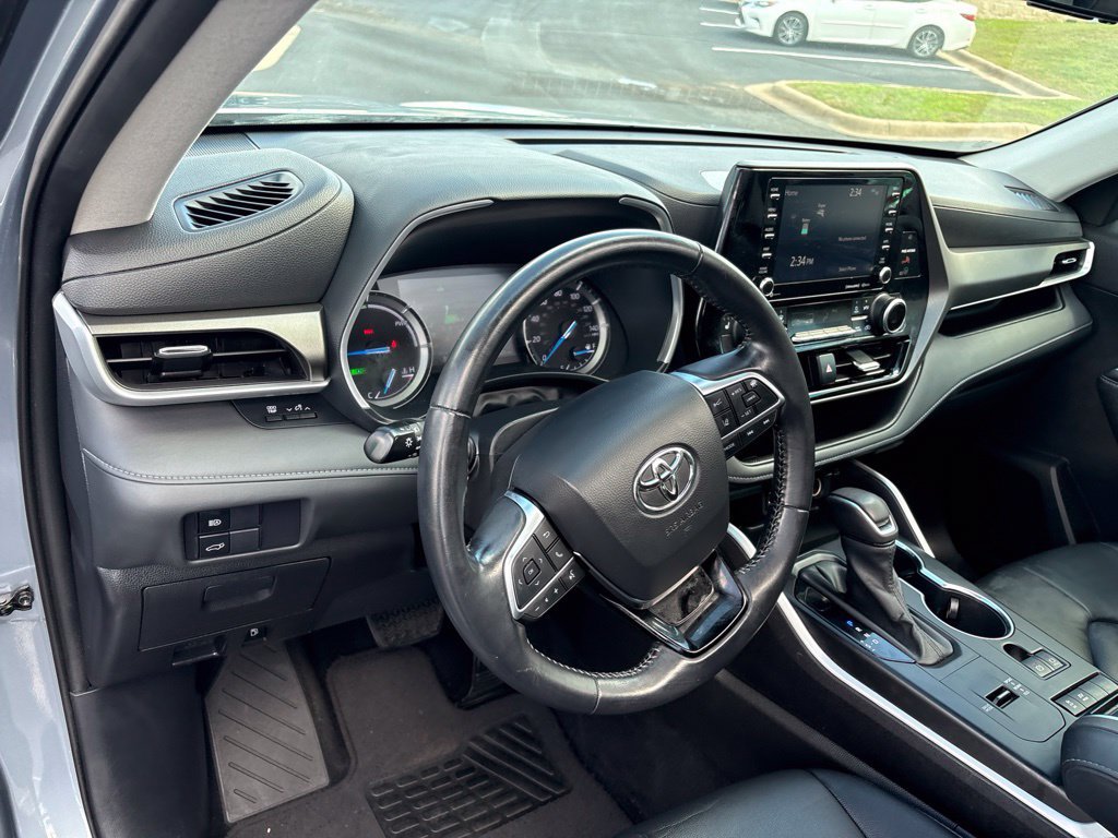Used 2020 Toyota Highlander XLE FWD image 13