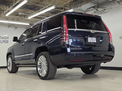 Used 2018 Cadillac Escalade Platinum AWD/4WD image 12
