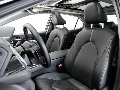 Used 2019 Toyota Camry XSE image 5