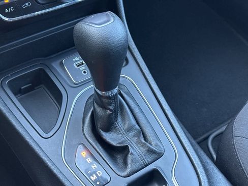 Used 2021 Jeep Cherokee Latitude FWD image 23