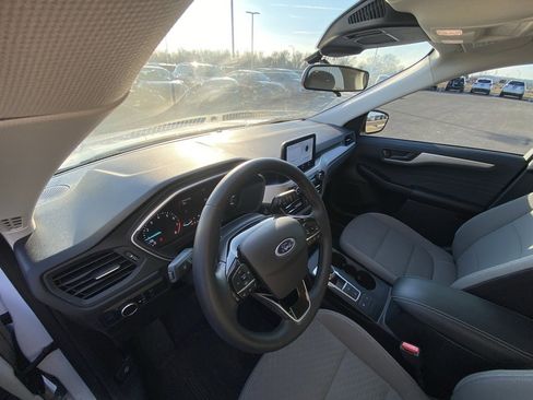 Used 2022 Ford Escape SE w/ SE Sport Appearance Package image 9