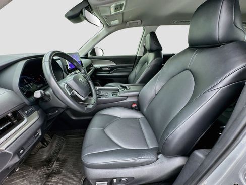 Used 2024 Toyota Grand Highlander XLE FWD image 13