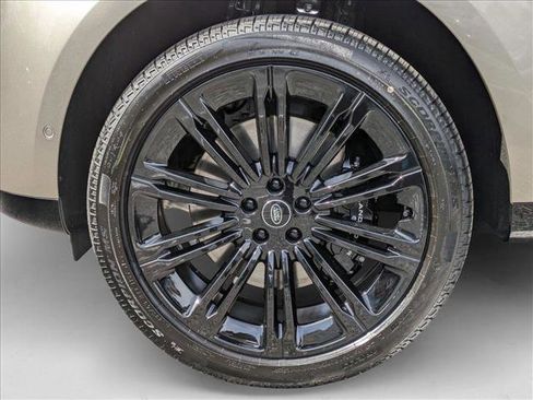New 2025 Land Rover Range Rover Long Wheelbase Autobiography image 10