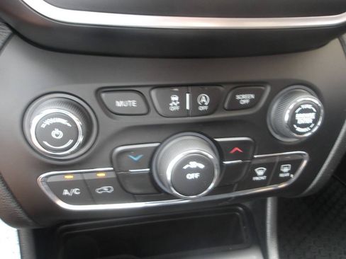 Used 2019 Jeep Cherokee Latitude w/ Cold Weather Group FWD image 16