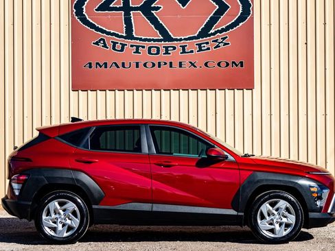 Used 2024 Hyundai Kona SE image 2