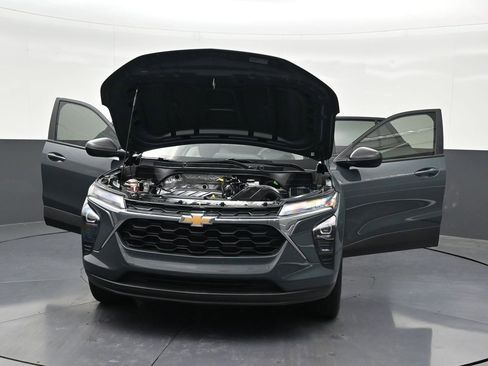 Used 2025 Chevrolet Trax LS FWD image 42