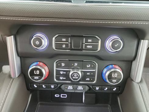 Used 2022 GMC Yukon SLT w/ SLT Luxury Package RWD image 33