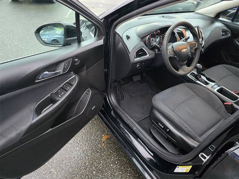 Used 2017 Chevrolet Cruze LT image 20