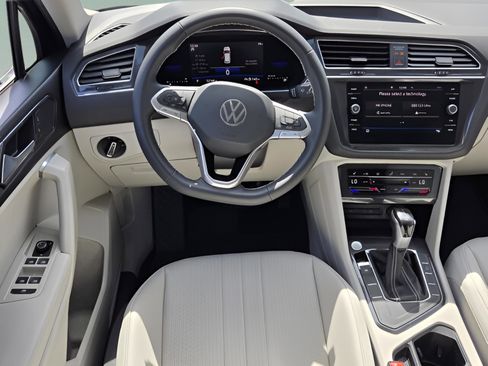 Used 2023 Volkswagen Tiguan SE image 18