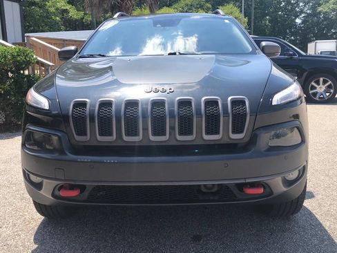 Used 2015 Jeep Cherokee Trailhawk w/ Comfort/Convenience Group AWD/4WD image 2