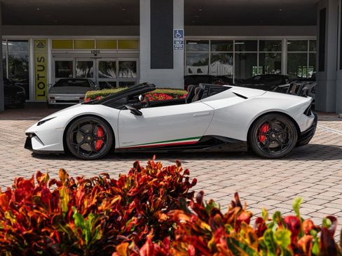 Used 2018 Lamborghini Huracan Performante image 38