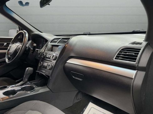 Used 2017 Ford Explorer XLT image 27