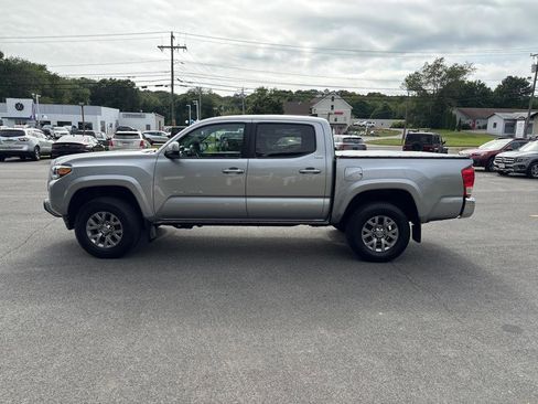 Used 2017 Toyota Tacoma SR5 image 3