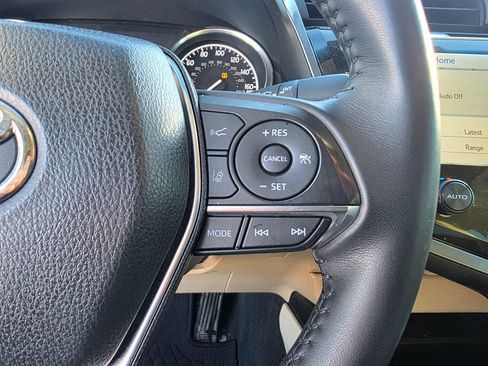 Used 2018 Toyota Camry XLE image 13