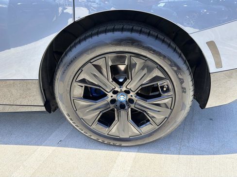 Used 2023 BMW iX xDrive50 w/ Sport Package AWD/4WD image 6