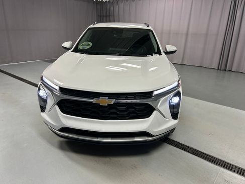 Used 2025 Chevrolet Trax LT w/ LT Convenience Package FWD image 2