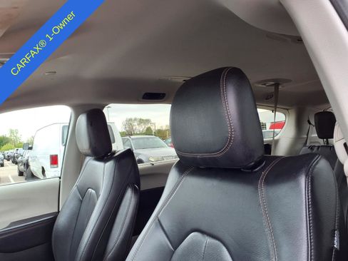Used 2018 Chrysler Pacifica Touring-L FWD image 17