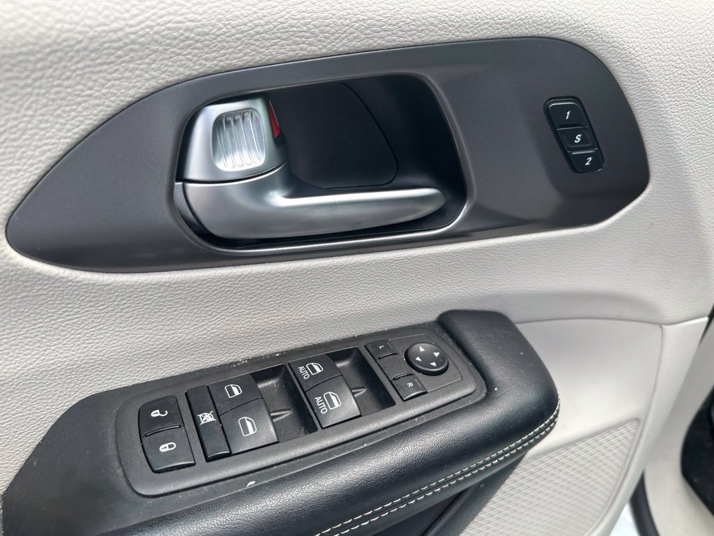 Used 2022 Chrysler Pacifica Touring-L FWD image 13