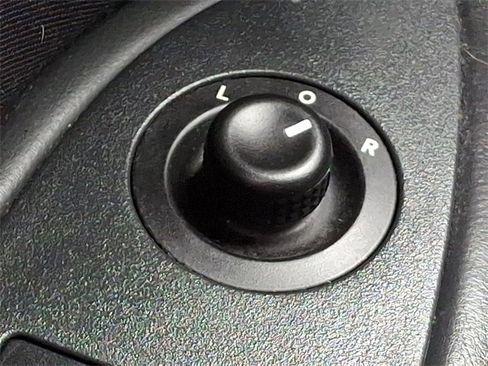 Used 2014 Dodge Challenger SXT image 28