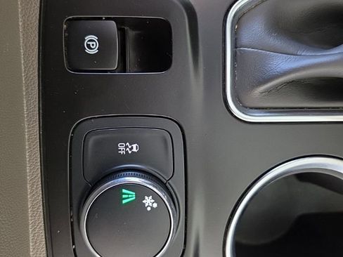 Used 2021 Chevrolet Traverse LT FWD image 20