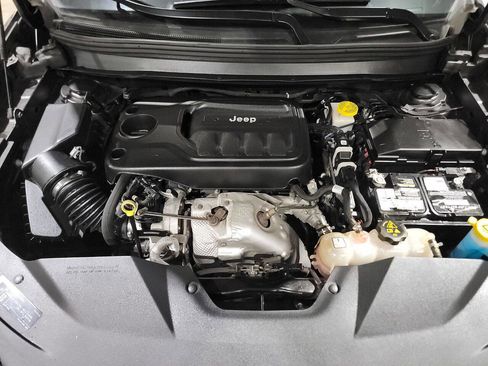 Used 2019 Jeep Cherokee Latitude Plus w/ Cold Weather Group image 40