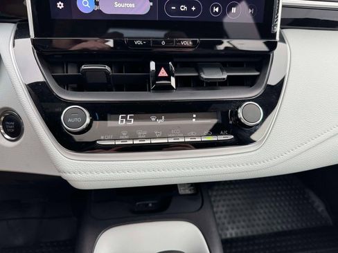 Used 2025 Toyota Corolla SE w/ SE Premium Package image 29