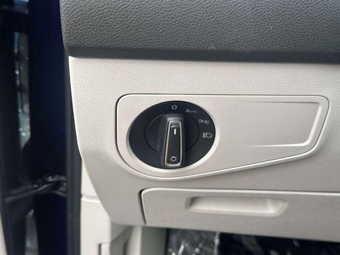 Used 2022 Volkswagen Tiguan SE w/ Panoramic Sunroof Package image 23